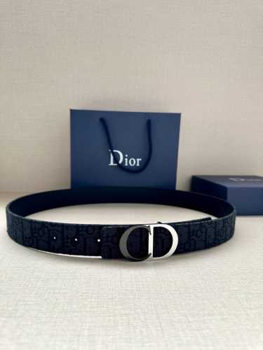 特 宽度3.5Cm Dior 这款腰带扣是 Dior 新款单品，延续经典设计，采用“Cd Icon”标志造型。黑色哑光涂漆和金属覆层黄铜形成鲜明的对比。可与各式