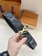 特 本款4.0宽 Lv Initiales 双面腰带以大胆笔触解读经典设计。Monogram Faded 压纹帆布呈现做旧效果，柔滑皮革提供雅致选择。