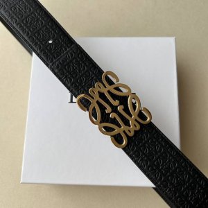 罗意威 尺寸:带宽40Mm 正品尺寸 五金材质:专柜精品扣，真空电镀，工艺精细 带身材质:天然头层牛皮，质感十足，手感柔软。时尚个性，经典百搭！可自行选择搭配！