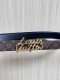 当季新款，腰带取材雍容牛皮革和 Monogram 帆布，便于随心切换两 式风尚。路易威登手写体标识化身为宽幅金属搭扣，于中央点亮视线 焦点，可为休闲和正式造型注