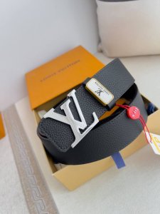 品名： Lv..路易..威登腰带皮带原单 型号：挂扣，经典纯钢材质挂扣，头层牛皮，图片实物拍摄 材料：头层牛皮，挂扣系列，纯钢材质扣头，钯镀电镀工艺永不掉色。原