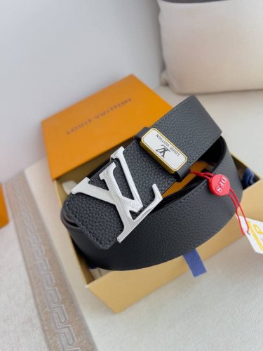 品名： Lv..路易..威登腰带皮带原单 型号：挂扣，经典纯钢材质挂扣，头层牛皮，图片实物拍摄 材料：头层牛皮，挂扣系列，纯钢材质扣头，钯镀电镀工艺永不掉色。原