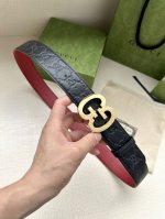 特 宽度4.0 Gucci 历史细节和现代元素是Gucci最新系列的特点。历史的花押字硬件致敬品牌的创始人Guccio Gucci。这款腰带采用黑色皮革精制而成