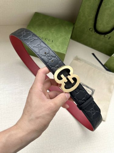特 宽度4.0 Gucci 历史细节和现代元素是Gucci最新系列的特点。历史的花押字硬件致敬品牌的创始人Guccio Gucci。这款腰带采用黑色皮革精制而成