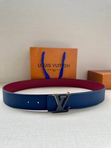 Lv4.0宽 Rays 双面腰带为中央搭扣镂刻细密纹理，进口手掌纹枣红底 临摹日光照射时的灿烂光线，可为多样造型注入创意巧思