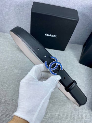 宽度3.0Cm Chanel 香奈儿女士腰带皮带新款柔软的内衬进口小牛皮搭配精品镶钻钢扣金 银色扣。
