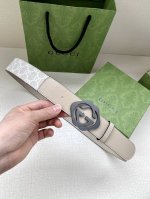 特 宽度4.0 Cm Gg Marmont系列每一季都会推陈出新，为灵感源于70年代的标志性原版Gg6.0Cm钢扣配件注入现代精髓。这款头层牛皮腰带 给你带来更