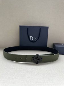 宽度3.5Cm 这款 35 毫米双面腰带结合典雅气质与摩登风范。双面均采用粒面牛皮革精心制作，一面为黑色，另一面为多色搭配供您选择、腰带长度可调节，可与各式 3