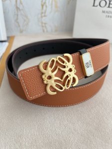 品名：罗意威.Loewe 腰带 皮带 型号：挂扣，纯铜材质挂扣，图片实物拍摄 材料：百分百头层牛皮，保证真皮。24K纯铜扣，永不掉色专柜同等质量， 头层牛皮荔枝
