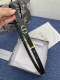 迪奥550 2.0Cm。 这款 Montaigne Avenue 腰带从同名手袋汲取灵感，采用黑色光滑 牛皮革精心制作，质感柔软，设计优雅，饰以富有光泽的新款金