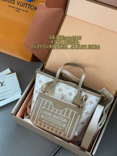配盒 奶茶色 Size：上宽25.底宽18*高14 L家 双面可背的Neverfull Bb 还可变换不同造型哦~ 可以手拎可以单肩可以斜挎，怎么背都行 超级贴