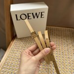 特 Loewe 女士新款腰带 1.0Cm宽 可两用 五金挂锁设计 光滑牛皮革窄版腰带