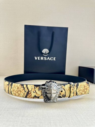 宽度3.8Cm Versace 皮带，配有立体La Medusa双面搭扣，一面饰有Barroco印花。 La Medusa搭扣 腰带环 底面料：100%牛皮