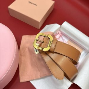 Miumiu缪缪 这款皮革腰带是提升别致造型品味的理想之选。醒目的刻字五金徽标搭配方型针扣，手感柔软细腻的小牛皮。非常时尚百搭 专柜新款 宽:3.4Cm
