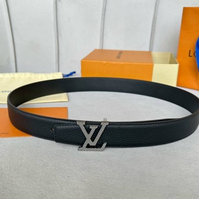 特 寬度：35mm Lv S-Lock系列 精緻的字母搭扣 搭配驢家法國原廠荔枝紋皮料 手感超好 雙面用