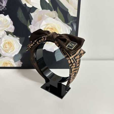 特 配专柜包装 Fendi 芬迪 最新Ff发箍 小仙女快入手 特殊材质 不嘞头 可盐可甜 - 点击图像关闭