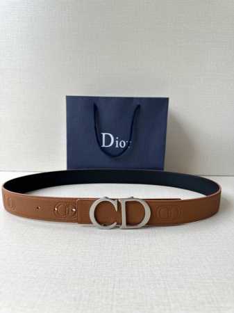 宽度3.5Cm Dior 这款腰带扣采用“Cd”标志造型，以不锈钢精心打造。可与各式 35 毫米腰带搭配，提升格调，打造优雅精致的造型。 - 点击图像关闭
