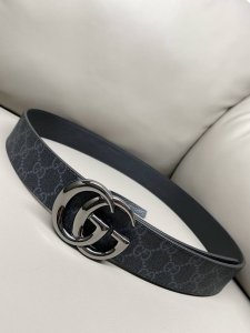 2025早春系列透过现代视角焕新诠释品牌经典元素。4.0宽度 双头圆这款腰带巧妙缀饰互扣式双G搭扣，搭配嵌花牛皮革。这款黑色Gg Supreme帆布腰带反面采用