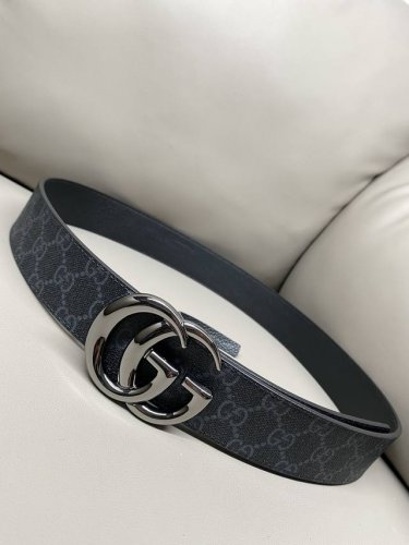 2025早春系列透过现代视角焕新诠释品牌经典元素。4.0宽度 双头圆这款腰带巧妙缀饰互扣式双G搭扣，搭配嵌花牛皮革。这款黑色Gg Supreme帆布腰带反面采用