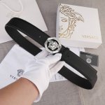 宽度4.0Cm。Versace 范思哲 此款腰带饰有标志性的Versace美杜莎头像带扣，彰显品牌格调。是一款精美的衣橱必备单品。