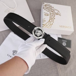 宽度4.0Cm。Versace 范思哲 此款腰带饰有标志性的Versace美杜莎头像带扣，彰显品牌格调。是一款精美的衣橱必备单品。