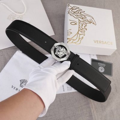 宽度4.0Cm。Versace 范思哲 此款腰带饰有标志性的Versace美杜莎头像带扣，彰显品牌格调。是一款精美的衣橱必备单品。