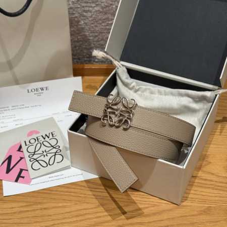 新款女士腰带 Ewe 意威经典Logo腰带实用性很强 光滑小牛皮双面腰带，配有Ewe Anagram搭扣 腰带非常有质感，喜欢Ewe的Logo设计，优雅 宽度： - 点击图像关闭