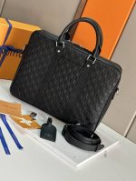 顶级原单［N40444压格 本款 Voyage 小号公文包取材 Damier Infini 牛皮革，以棋盘格压纹传递儒雅风范。皮革裁出手柄和可拆卸名牌，可拆卸并