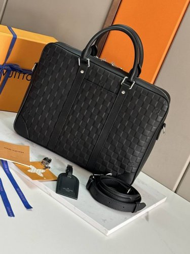 顶级原单［N40444压格 本款 Voyage 小号公文包取材 Damier Infini 牛皮革，以棋盘格压纹传递儒雅风范。皮革裁出手柄和可拆卸名牌，可拆卸并