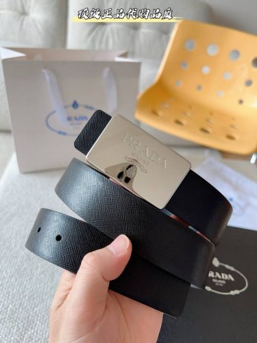 广州工厂P直发普拉达 Prada 這款百搭配飾定格簡約而考究的設計。優雅的Saffiano皮革交叉平行線紋理平添別樣的微妙韻致。標誌性的金屬刻字徽標點綴搭扣，时