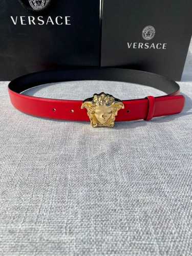 宽度：3.0Cm 范思哲 此平纹腰带饰有标志性的Versace美杜莎头像扣，彰显品牌格调。是一款精美的衣橱必备单品。秀场同款！