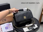 带盒子 尺寸28.18Cm 香奈儿Chanel 25A口盖包Hobo链条包 这只25A高级手工坊双拼，复古拼黑色的纵向撞色设计，像被月光晕染的水墨画渐变层次，背