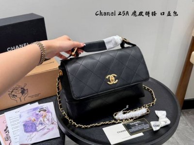 带盒子 尺寸28.18Cm 香奈儿Chanel 25A口盖包Hobo链条包 这只25A高级手工坊双拼，复古拼黑色的纵向撞色设计，像被月光晕染的水墨画渐变层次，背