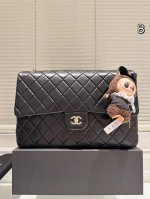 牛皮版本 Chanel Cf 牛仔机场包！ 那种自带慵懒效果 松松垮垮的感觉！ 真的超超大！ 太潮太酷了这个Size！ 这只时髦又好背的中古包！！！ Size：