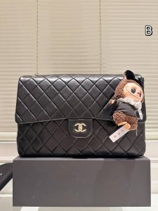 牛皮版本 Chanel Cf 牛仔机场包！ 那种自带慵懒效果 松松垮垮的感觉！ 真的超超大！ 太潮太酷了这个Size！ 这只时髦又好背的中古包！！！ Size：