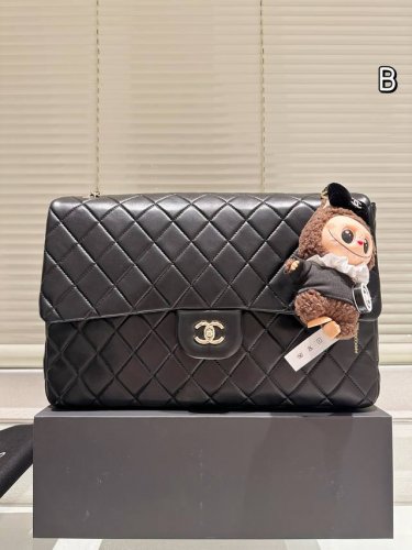 牛皮版本 Chanel Cf 牛仔机场包！ 那种自带慵懒效果 松松垮垮的感觉！ 真的超超大！ 太潮太酷了这个Size！ 这只时髦又好背的中古包！！！ Size：