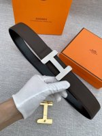 特 优雅而时尚，这款皮带扣重新演绎爱马仕标志性的首字母，适合休闲或正式的服装造型。法国制造。 & Epsom小牛皮双面皮腰带。法国制造 宽度:3.8