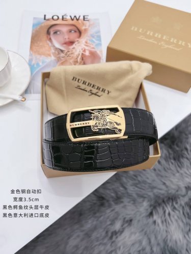 特 巴宝莉 不锈钢自动扣腰带 宽度3.5Cm 品质款式，高档 耐用。进口头层仿真鳄鱼肚皮纹，可以媲美真鳄鱼，耐用性 纹路都极像。底皮：意大利进口牛皮，纯正进口保