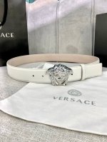 宽度4.0Cm Versace 范思哲此款柔软的皮带饰3D美杜莎腰带扣，可搭配正装或休闲牛仔装。