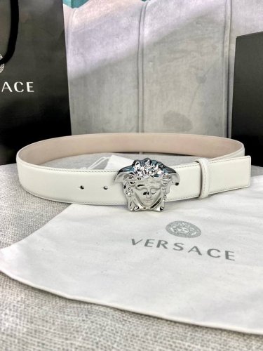 宽度4.0Cm Versace 范思哲此款柔软的皮带饰3D美杜莎腰带扣，可搭配正装或休闲牛仔装。