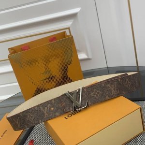 P4.0Cm Pharrell Williams 以 New Steamer 系列的 Monogram 帆布重绎经典 Lv Initiales 双面腰带，呈现个
