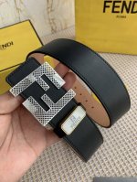 品名：芬迪.Fendi原单 型号：挂扣，原版经典纯铜精品字母镂空挂扣，实物拍摄，双面头层牛皮 材料：百分百头层牛皮，保证真皮。专柜同等质量，纯铜字母镂空挂扣，双