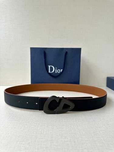 宽度3.5Cm Dior 这款黑色哑光涂漆饰面 不锈钢腰带扣是春季男装系列新品，展示 Cd30 标志，灵感源自 B30 运动鞋。可与各式 35 毫米腰带搭配，提