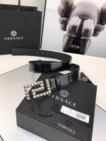 范思哲Versace，这个经典的腰带由柔软的小牛皮制成，配有方形扣和精致的金属元素，路人上有希腊风格。3.5Cm宽