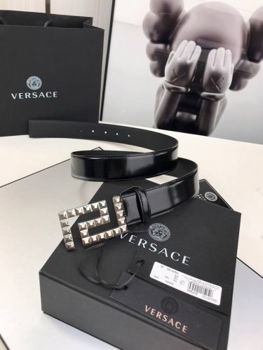 范思哲Versace，这个经典的腰带由柔软的小牛皮制成，配有方形扣和精致的金属元素，路人上有希腊风格。3.5Cm宽