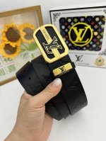 品名：Lv..路易..威登原单 材质：原单牛皮腰带 百分百头层牛皮腰带保证真皮，24K纯钢扣，专柜原单品质、做工精细，时尚大牌，送人自用首选 包装： 请认准如图