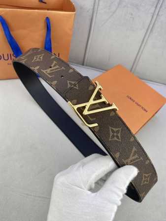 特 此款Initiales 4.0宽双面腰带以平纹小牛皮搭配品牌标志性的Damier Cobalt帆布，丰富时尚造型选择。平纹小牛皮面适合商务造型，反面的Dam - 点击图像关闭