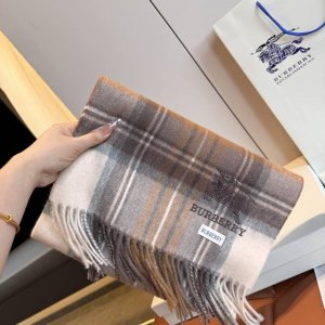 Burberry 巴宝莉出口订单尾货精致的战马刺绣让围巾显得更加高级优雅，高端围巾设计向来都很简约但就是超Nice，日常非常实用百搭手感真的非常赞客供原料，软糯