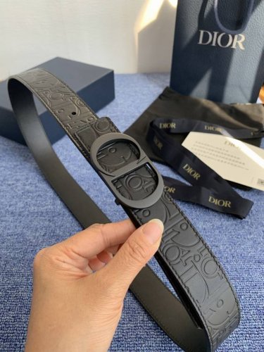 这款 35 毫米双面腰带结合典雅气质与摩登风范。 配一面采用黑色 Dior Gravity 印花效果皮革，以牛皮革融合压花工艺，演绎经典的 Oblique 印花