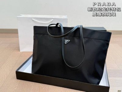 配盒 普拉达Prada 托特包 质感很高级 容量超级大也很耐用 日常出街背它回头率百分百 就是这种随性慵懒感 尺寸38 32